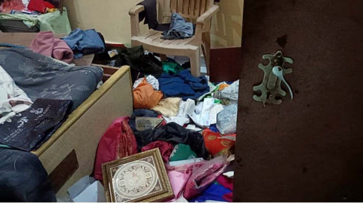 सूने घर का ताला तोड़ लाखों की चोरी
