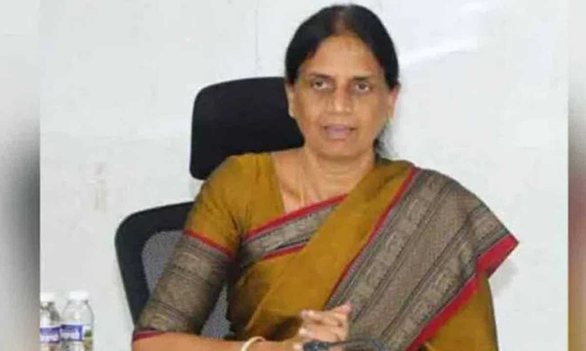 सबिता इंद्रा रेड्डी लोगों की सेवा करने प्रतिबद्ध उनकी चिंताओं को दूर करने का संकल्प लेती