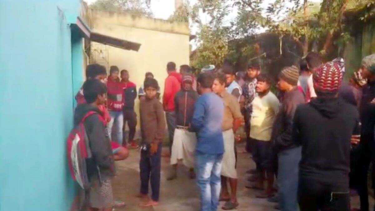 पुलिस अधिकारी का लटका हुआ शव बरामद