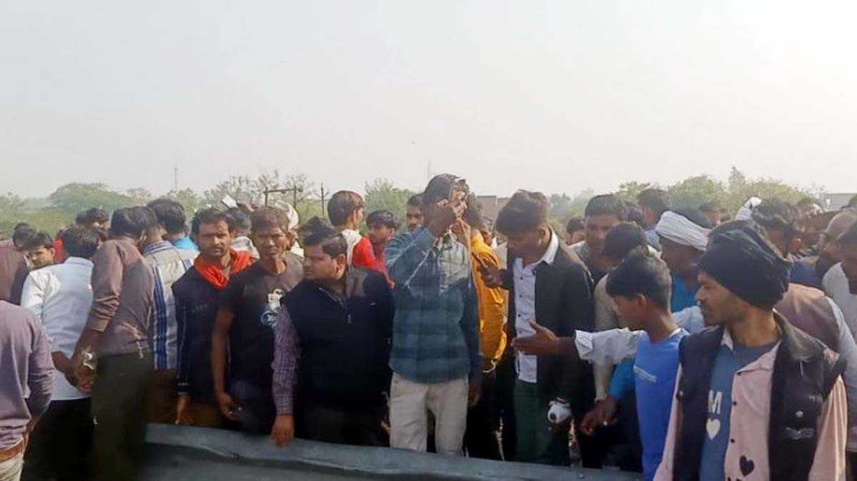 वाहन का इंतजार कर रहे नौ लोगों को कार ने रौंदा