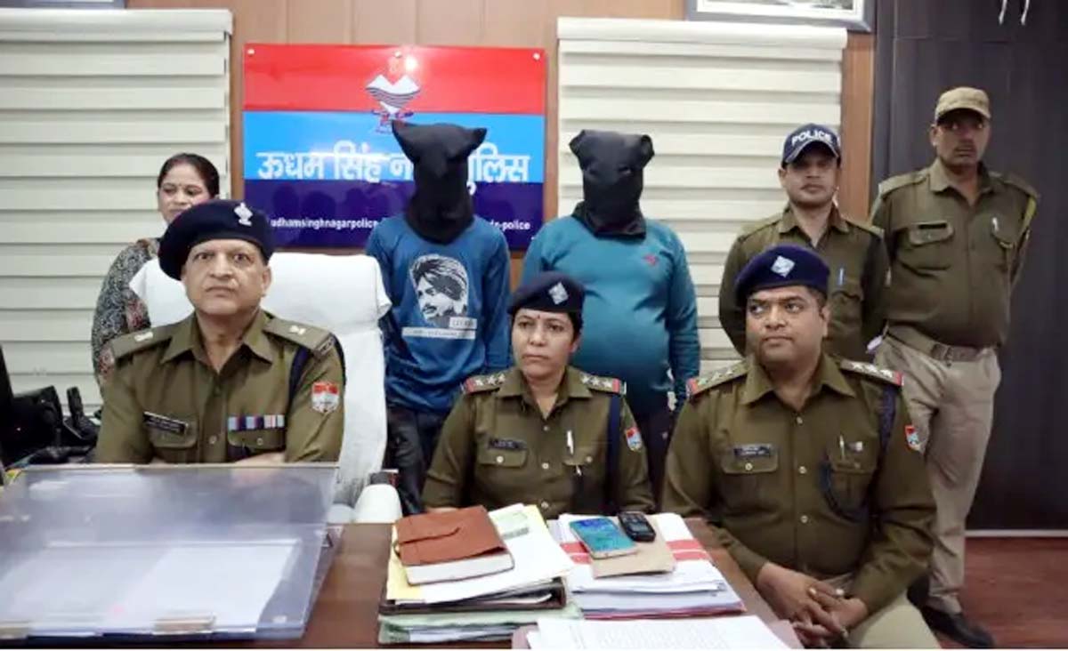 गलत काम करते हुए मिले युवक और युवतियां