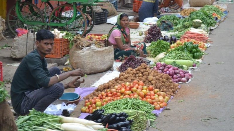 सर्दी का मौसम शुरू होते ही सब्जियों के दाम बढ़ते जा रहे हैं