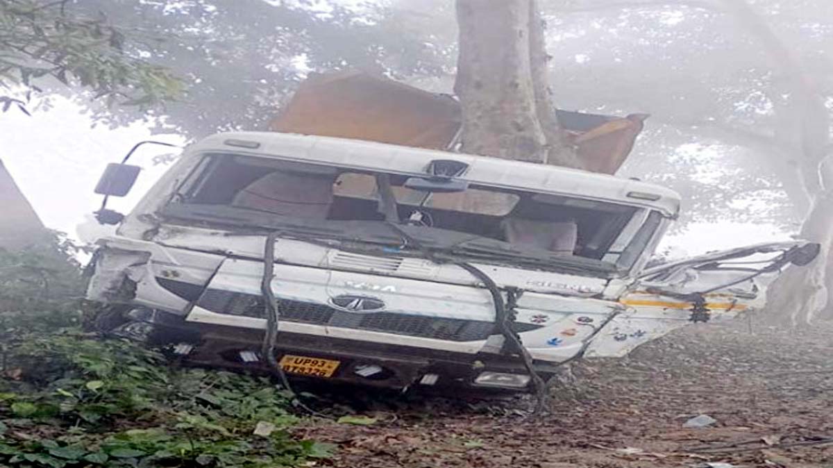 डंपर की टैम्पो से हुई सीधी भिड़ंत, 10 घायल