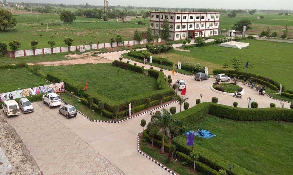 राज्यपाल ने आर्यन्स ग्रुप ऑफ कॉलेजेज के चेयरमैन को सम्मानित किया