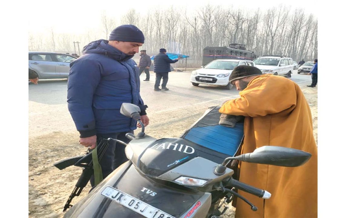 Jammu and Kashmir: ट्रैफिक पुलिस ग्रामीण कश्मीर ने इस साल 390100 चालान काटे