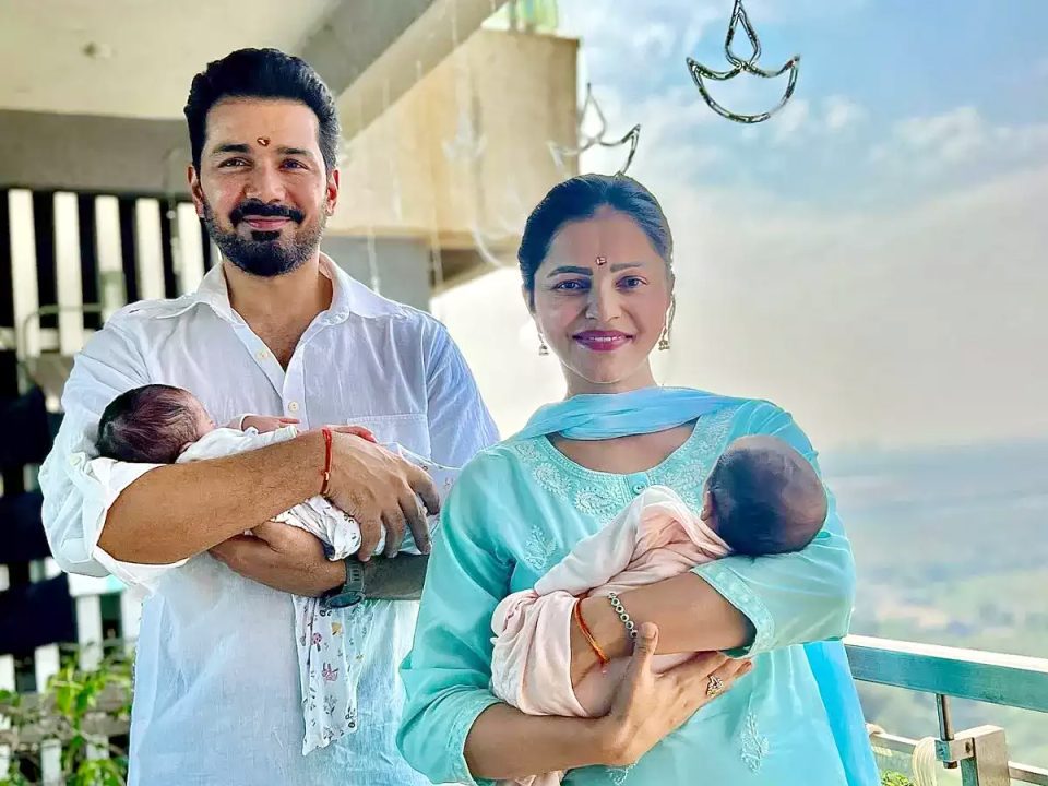 rubina-abhinav : रुबीना-अभिनव ने 1 माह बाद दिखाई जुड़वा बेटियों की झलक