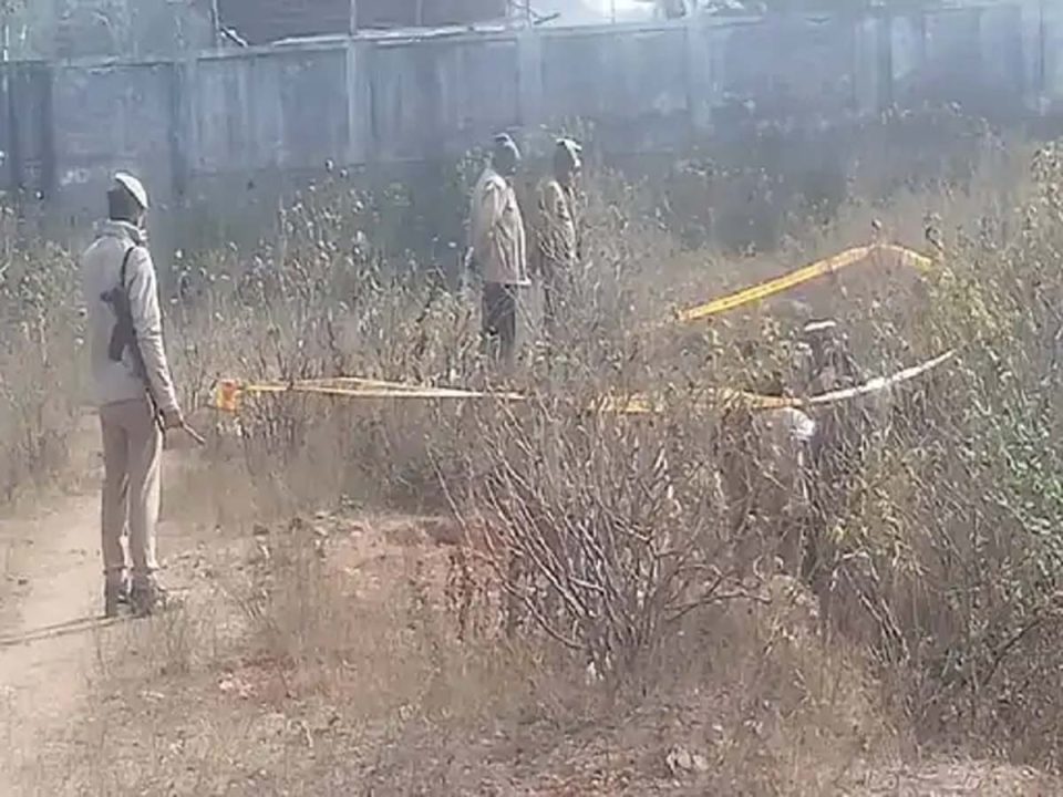 लड़की की अर्धनग्न लाश मिलने से फैली सनसनी, पत्थर से कूचा गया