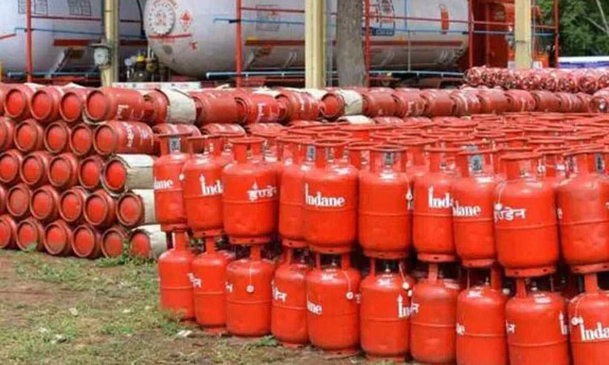 500 रुपये LPG का वादा- KYC अपडेट कराने के लिए गैस एजेंसियों पर उमड़ीं महिलाएं निजामाबाद