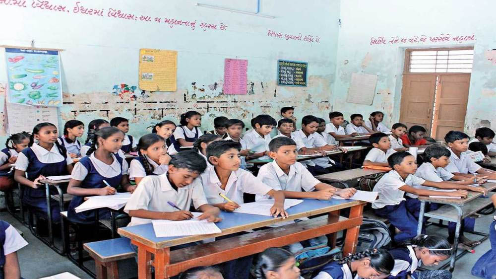 Gujarat : डीईओ ने शहर के 24 अनुदानित स्कूलों में कक्षा कटौती का आदेश दिया