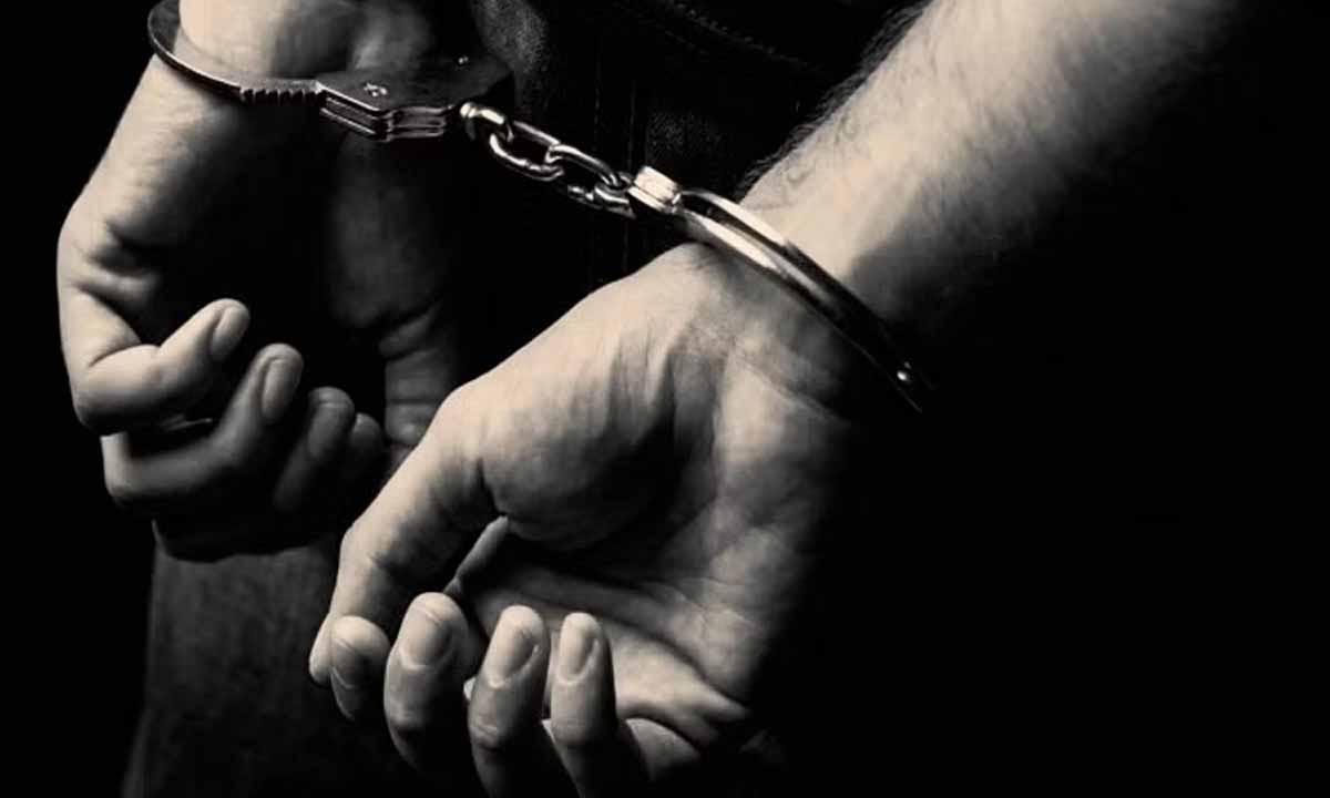 महिला को पीटा और निर्वस्त्र कर बिजली खंभे से बांधा, 7 गिरफ्तार