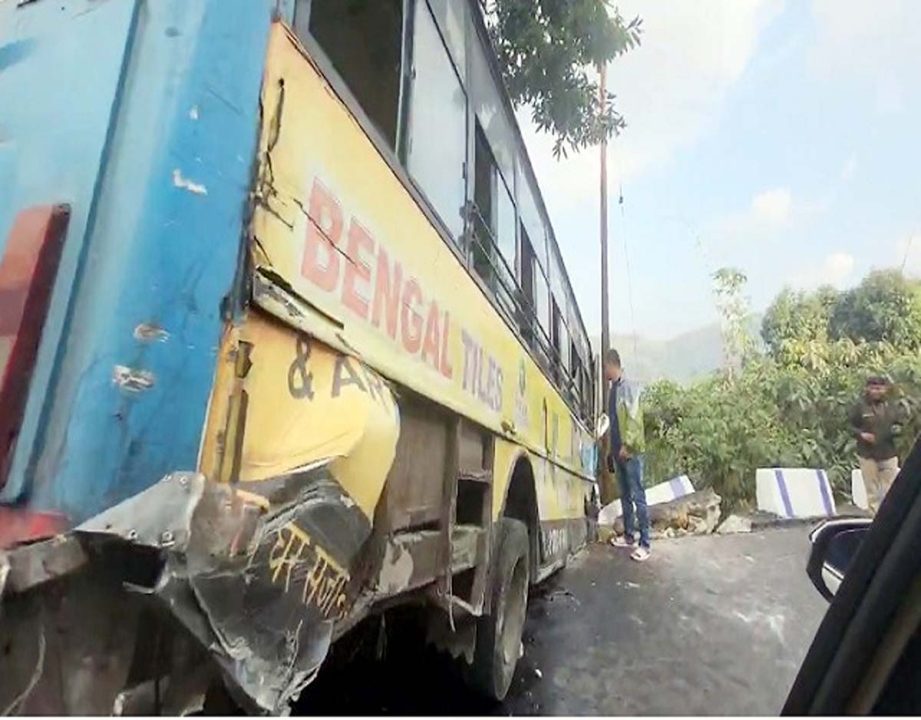एनबीएसटीसी की बस हादसे का शिकार, बाल-बाल बचे यात्री