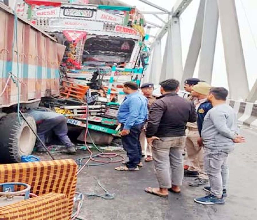 प्याज लोडेड ट्रक ने सीमेंट लदे ट्रक को मारी टक्कर