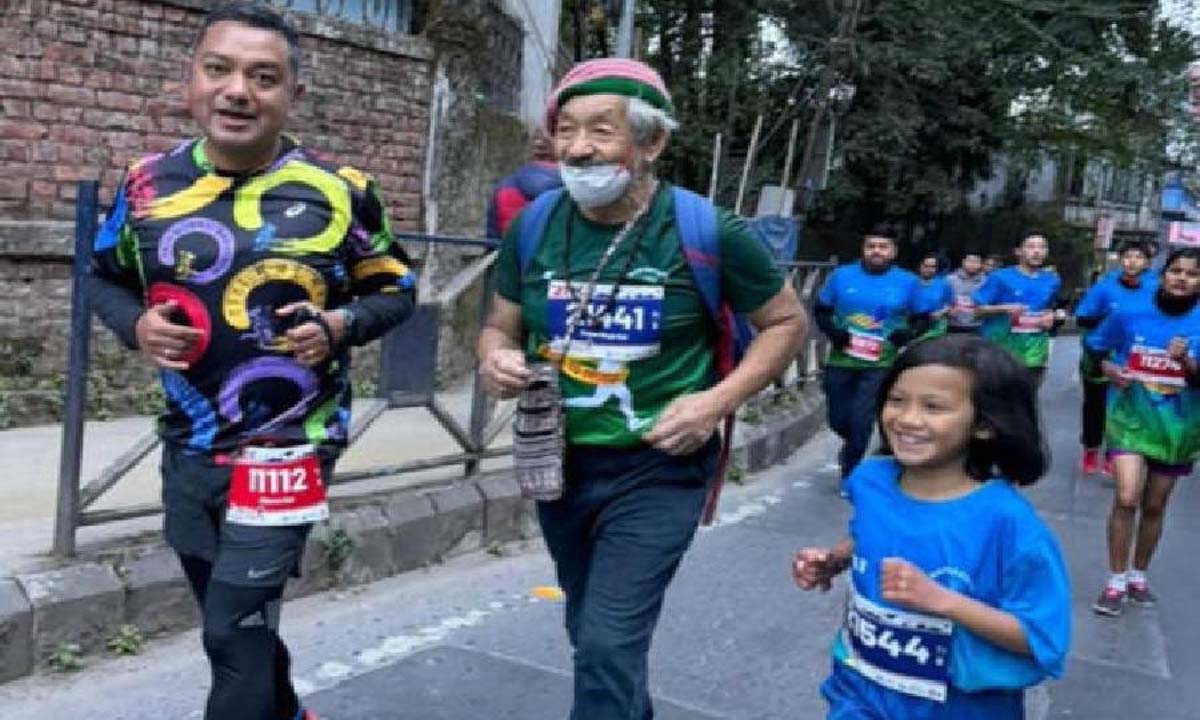 Darjeeling: दार्जिलिंग हिल मैराथन में सेप्टुआजेनिरियन कैंसर सर्वाइवर प्रताप सिंह राय की जीत की गोद