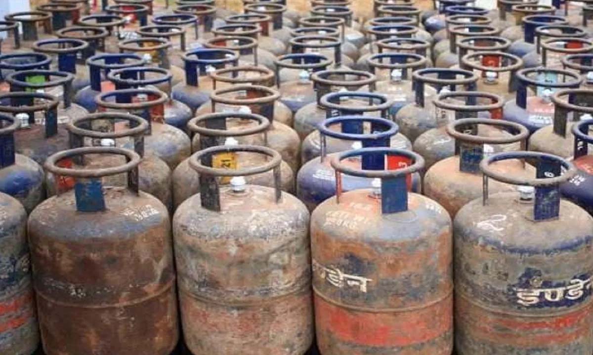 खाद्य आपूर्ति विभाग ने गैस कैंटर से गैस चोरी कर कमर्शियल सिलेंडर में रिफिल 5 आरोपियों को पकड़ा