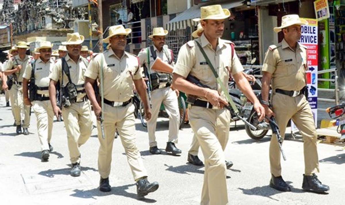 पुलिसकर्मी और लोग सम्मानित, हमले को रोकने का दिखाया साहस