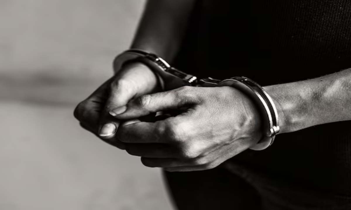 कर्मचारियों को कैब चालक से मारपीट के आरोप में लिया हिरासत में