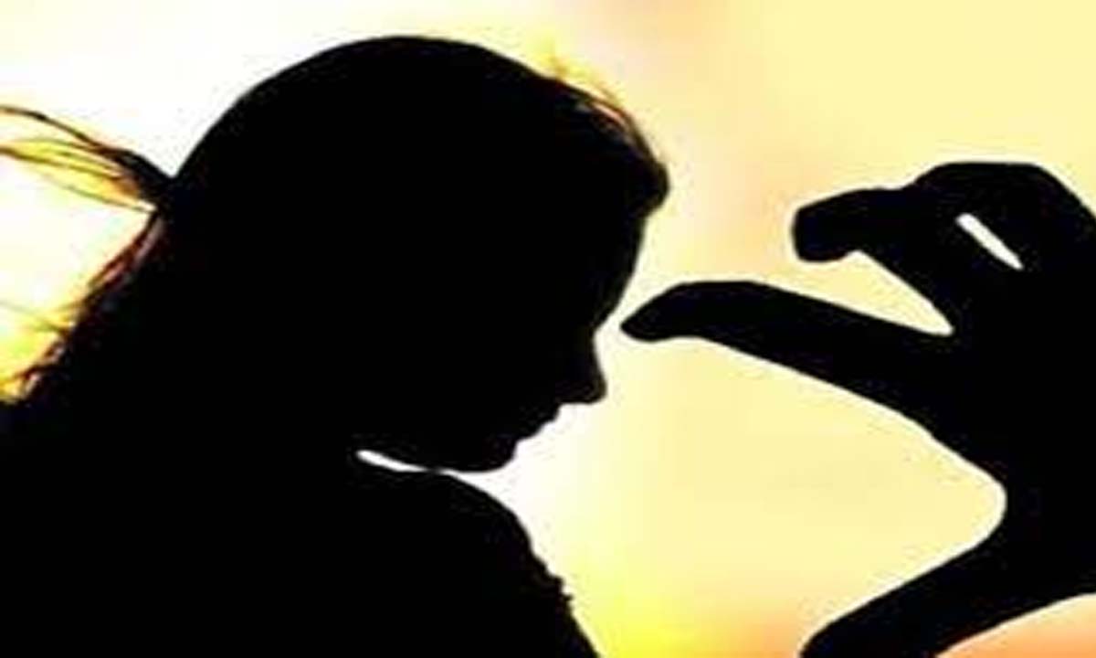 लोकल ट्रेन में महिला के साथ छेड़छाड़