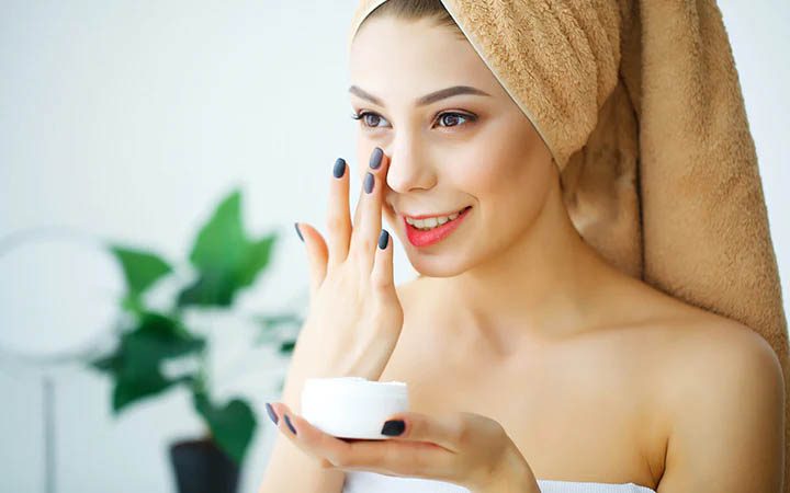 Lifestyle : रूखी त्वचा आपकी खूबसूरती पर असर डाल रही है तो जानें इसके बचाव के उपाय