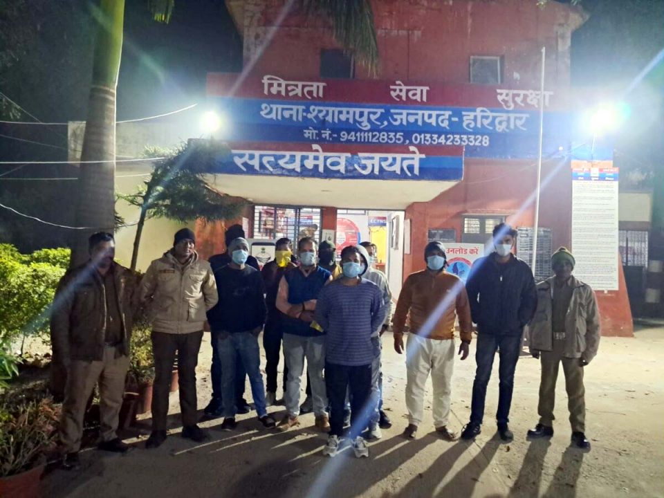 खुलेआम जाम गटक रहे 28 नशेड़ी दबोचे