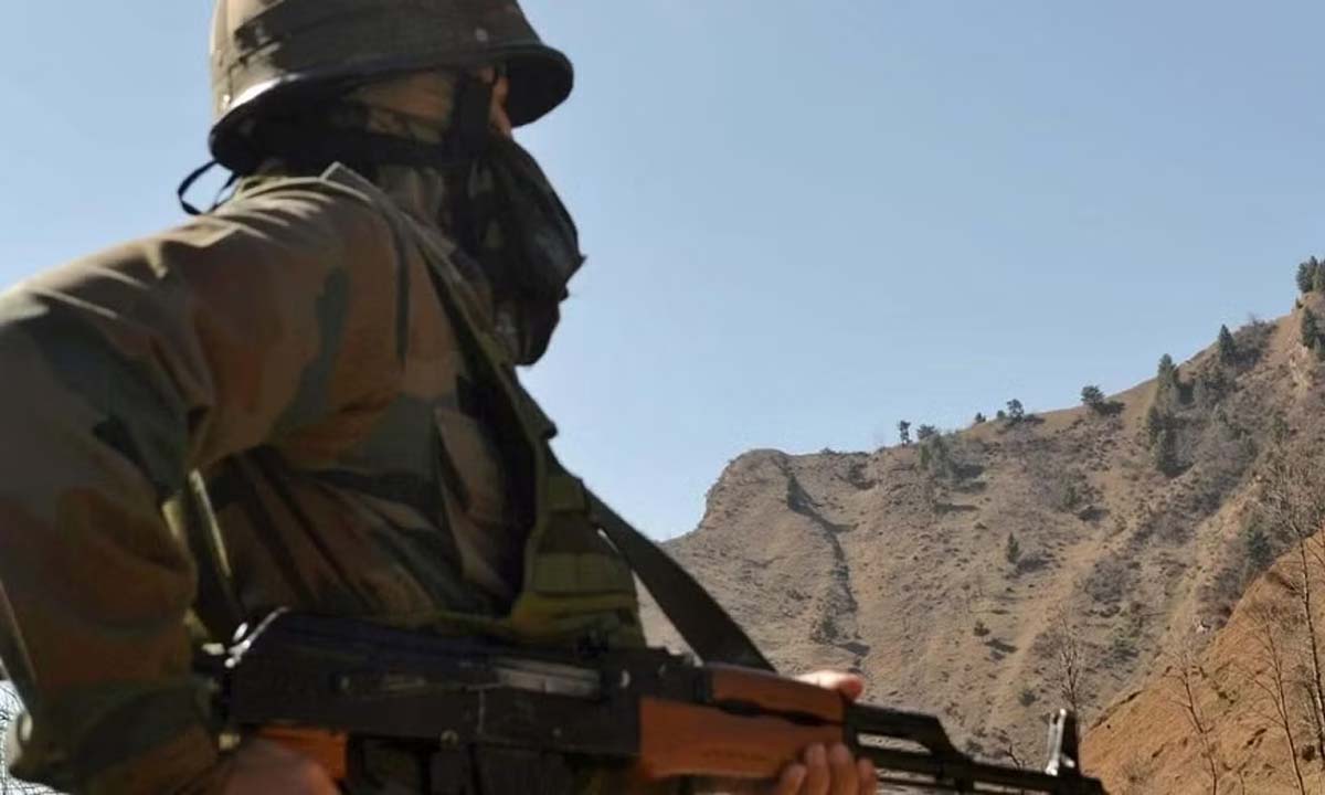 J&K: तलाशी अभियान के दौरान सुरक्षा बलों ने पिस्तौल, हथगोले जब्त किए