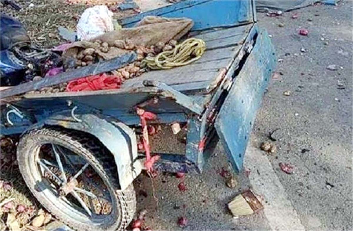 सब्जी बेच रहे युवकों पर चढ़ी बस, 3 की मौत
