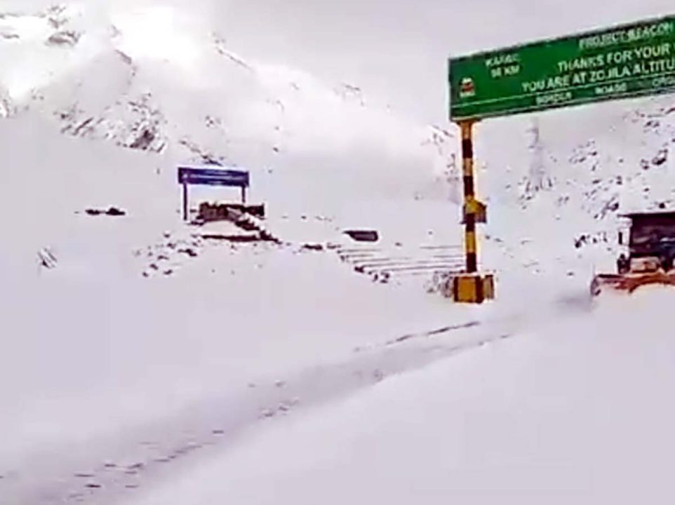 ज़ोजिला दर्रा सोनमर्ग पर बर्फबारी के बाद सड़क बाधित