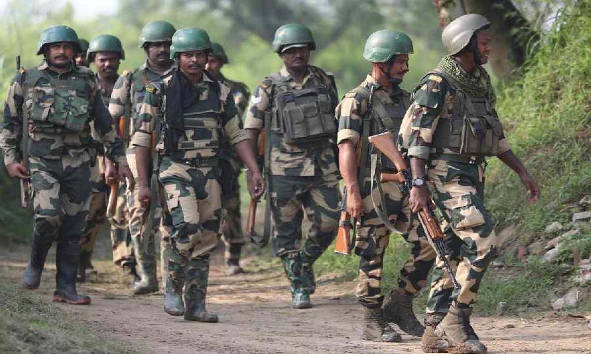 Odisha: सीमा सुरक्षा बल ने जंगल में रणनीतिक रूप से छिपाए गए दो माओवादियों के ठिकानों का पता लगाया
