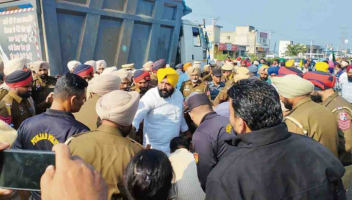 गन्ना किसानों का विरोध जारी, किसान नेताओं को हिरासत में लिया गया