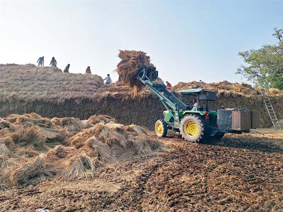आने वाले दिनों में ऊंची कीमत की उम्मीद में किसान धान की पराली का भंडारण कर लेते हैं