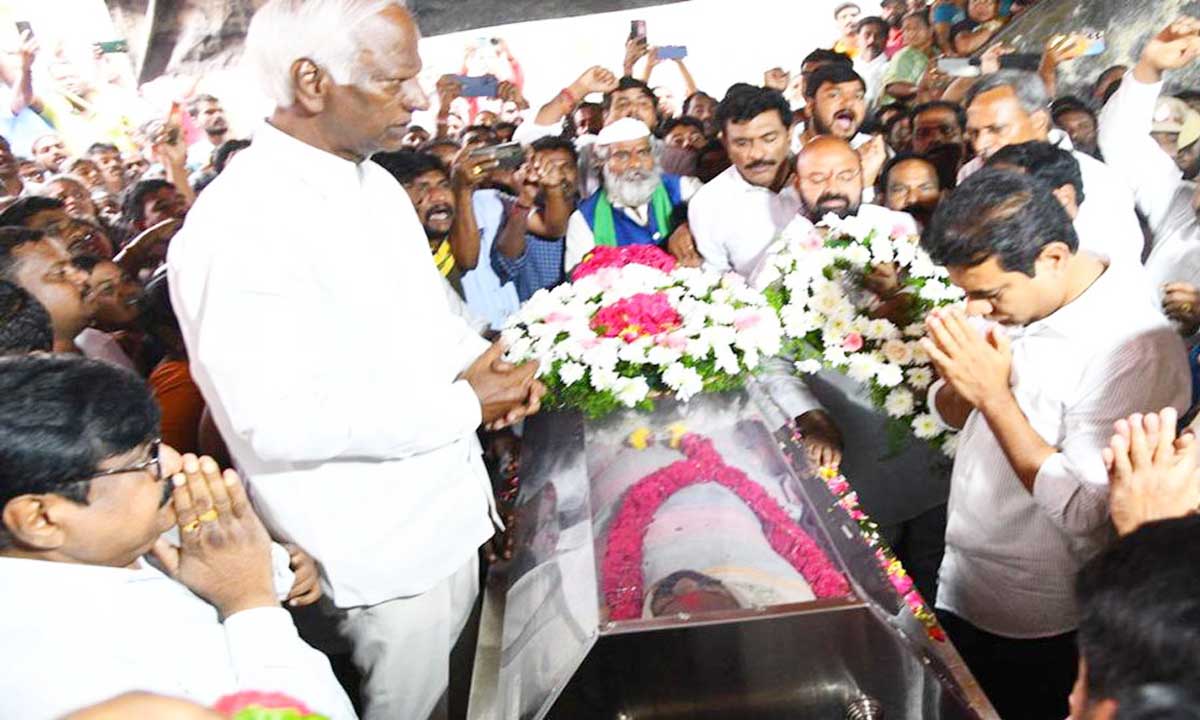 KTR ने जनगांव जिला परिषद अध्यक्ष को श्रद्धांजलि दी, परिवार को समर्थन का वादा किया