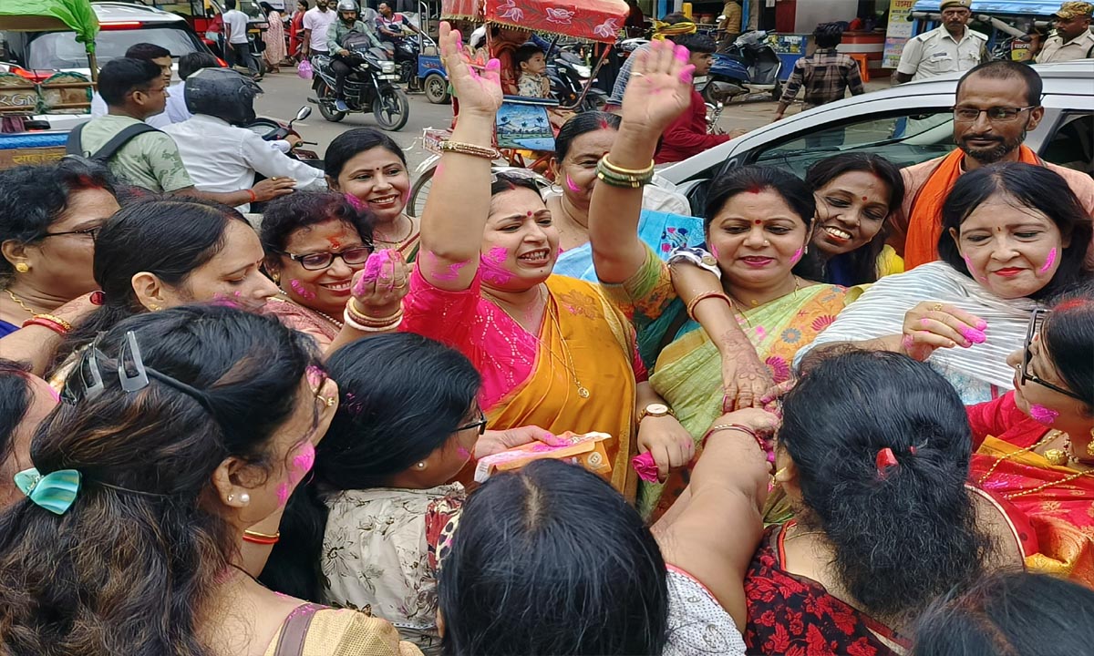 भाजपा महिला मोर्चा ने महिला आरक्षण विधेयक पारित होने पर जश्न मनाया