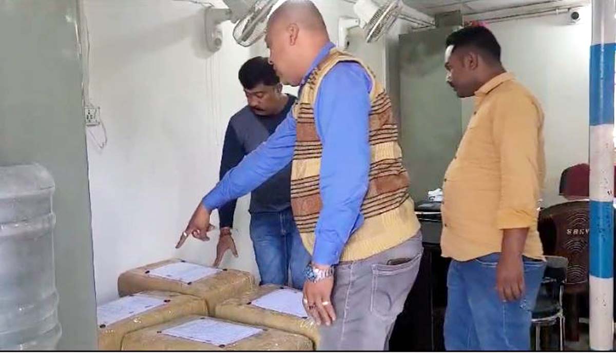 321 किलो गांजा के साथ तीन गिरफ्तार