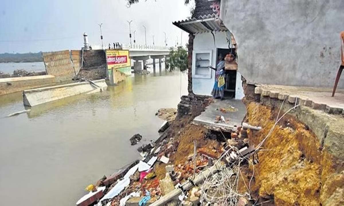 Thoothukudi floods: कई परिवार 10 दिन बाद भी मंदिर में रहने को मजबूर
