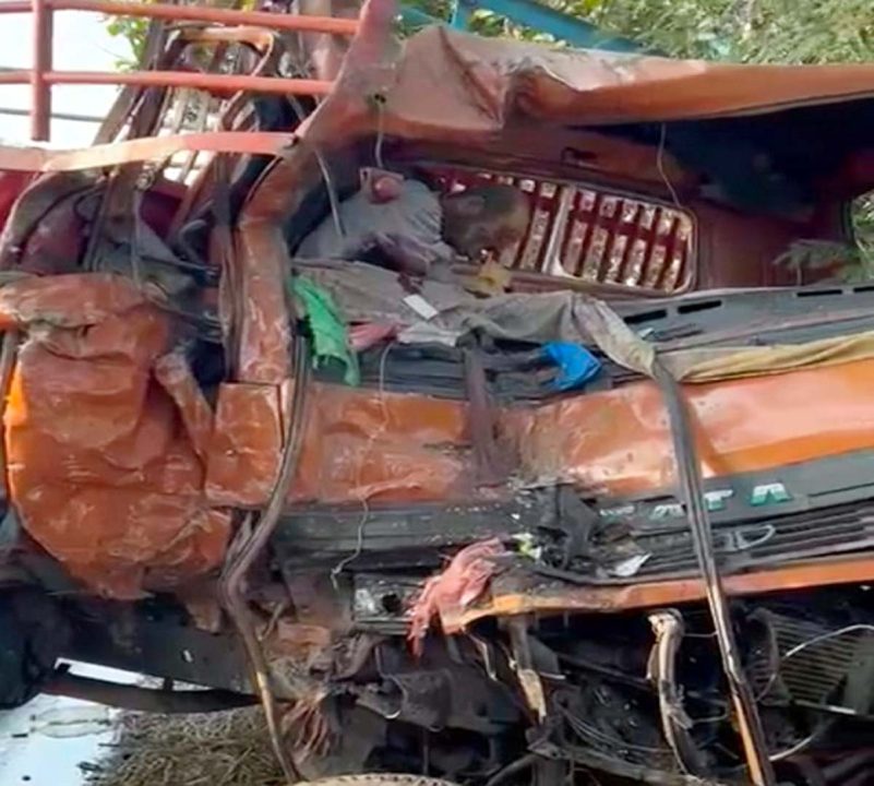 सड़क हादसे में एक की मौत, 2 घायल