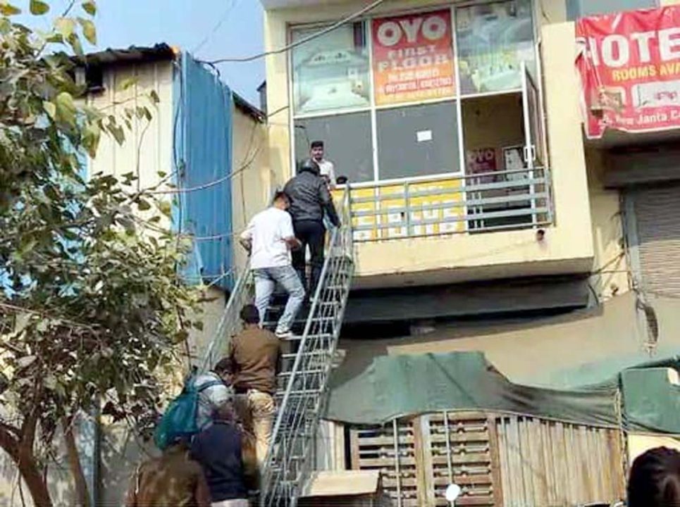 पुलिस ने होटल में छापा मारकर नाबालिग लडक़ी व युवक को पकड़ा