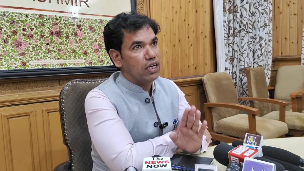 संभागीय आयुक्त ने परियोजनाओं के क्रियान्वयन की समीक्षा की