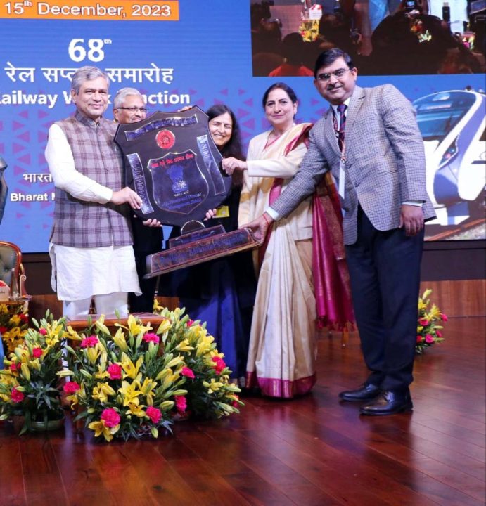 पश्चिम मध्य रेल के दो हीरोज भी हुए अति विशिष्ट रेल सेवा पुरस्कार से सम्मानित