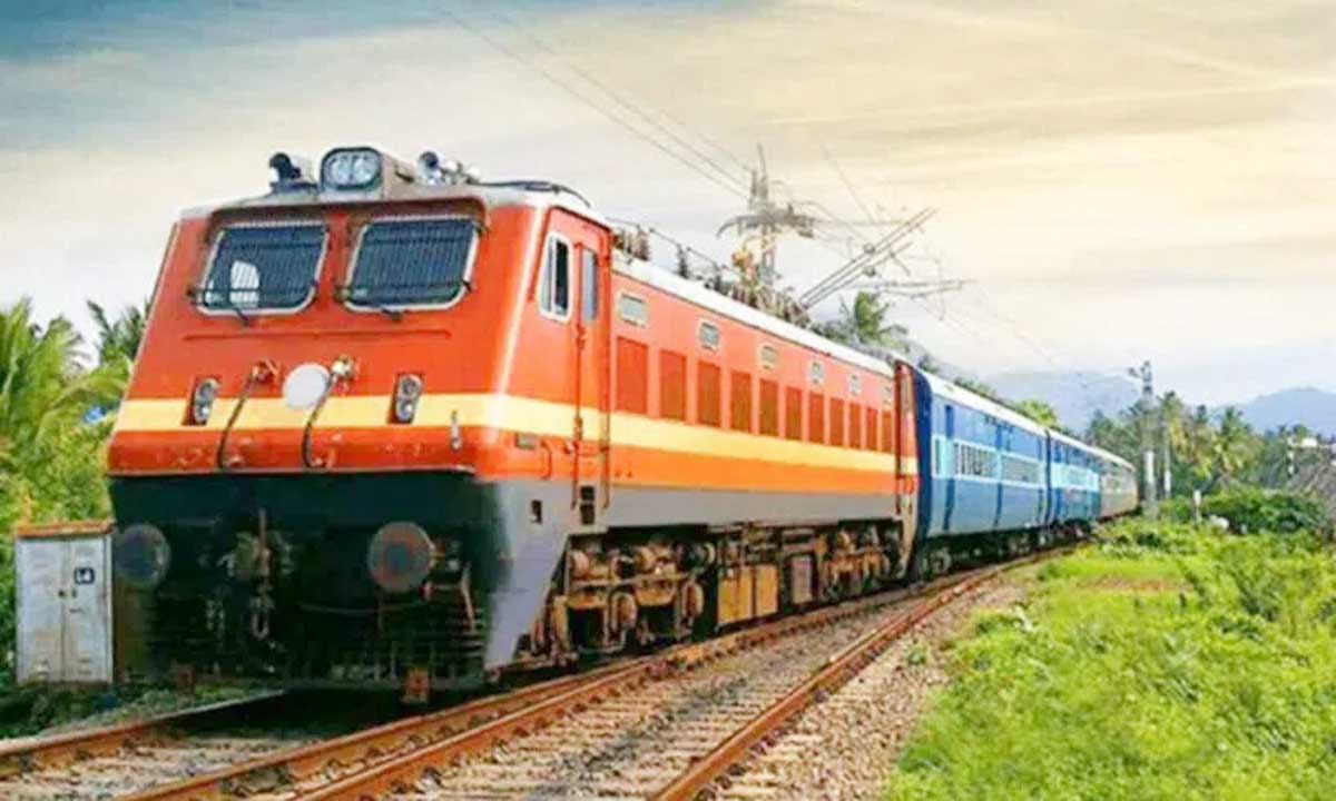 बारिश, बोल्डर गिरने से ट्रेनें रद्द