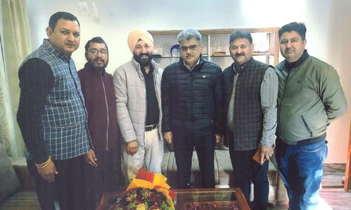 दीप मेहरा के नेतृत्व में मुख्य सचिव अटल डुल्लू से उनके आवास पर मुलाकात की