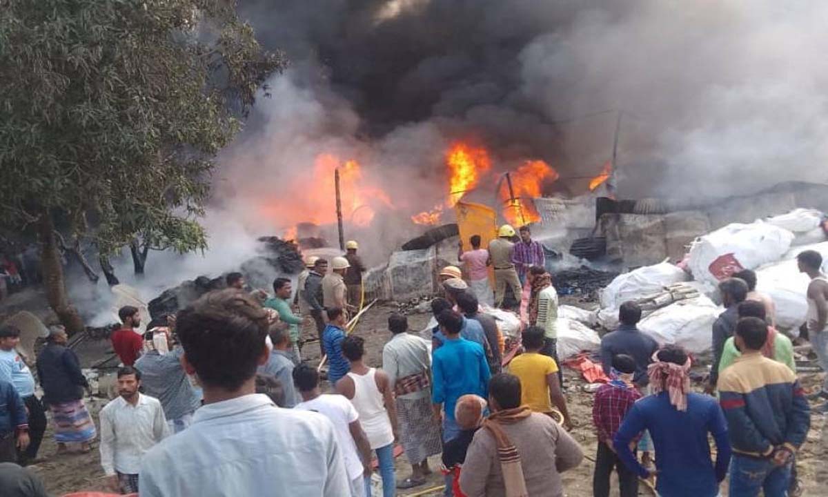 मालदा में प्लास्टिक रीसाइक्लिंग यूनिट में लगी आग