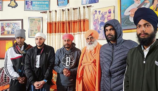Punjab : रूस की जेल में फंसे 6 लड़के घर लौटे