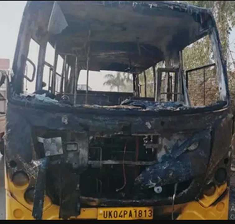 स्कूल की बस में लगी आग, चालक की समझदारी से ऐसे बची बच्चों की जान