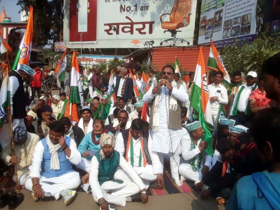 सांसदों के निलंबन के खिलाफ महागठबंधन समर्थकों ने दिया एक