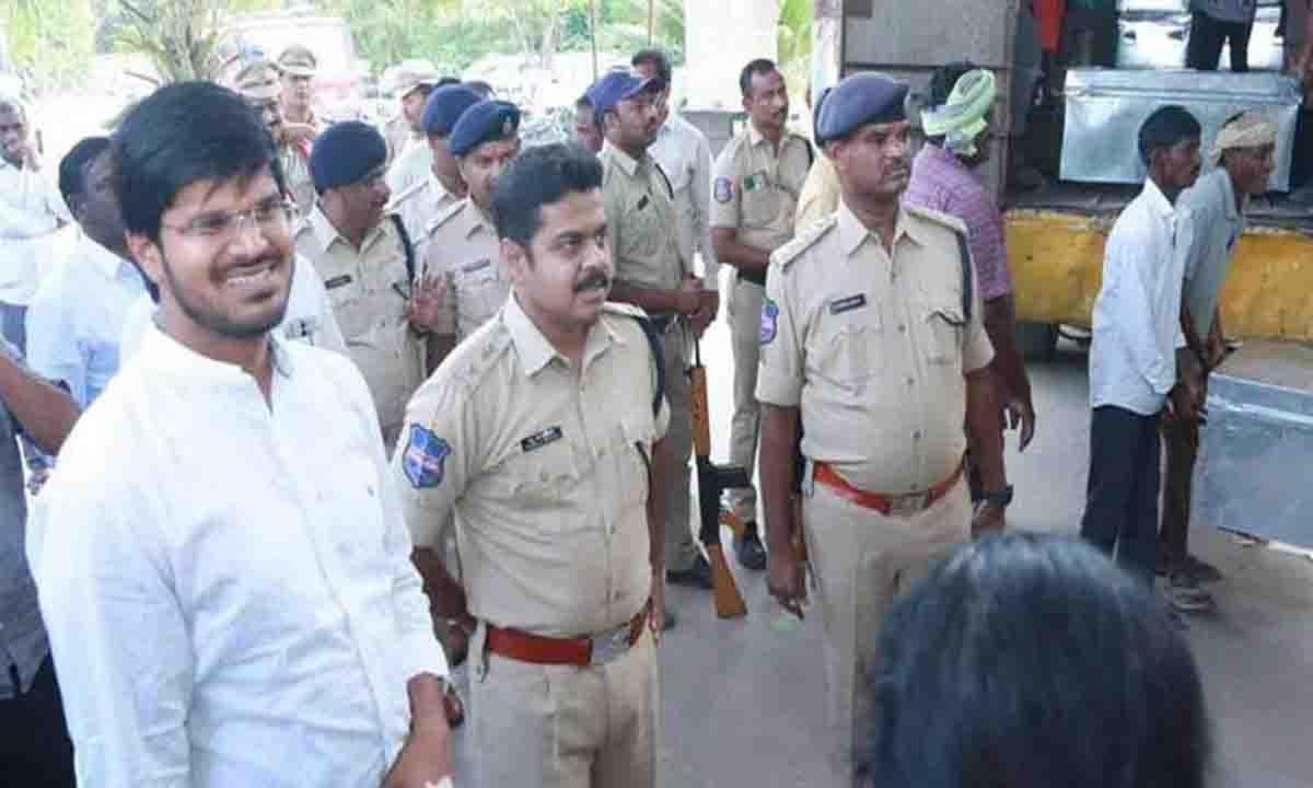 खम्मम कलेक्टर,CP ने ईवीएम स्ट्रांग रूम और मतगणना व्यवस्था का निरीक्षण किया