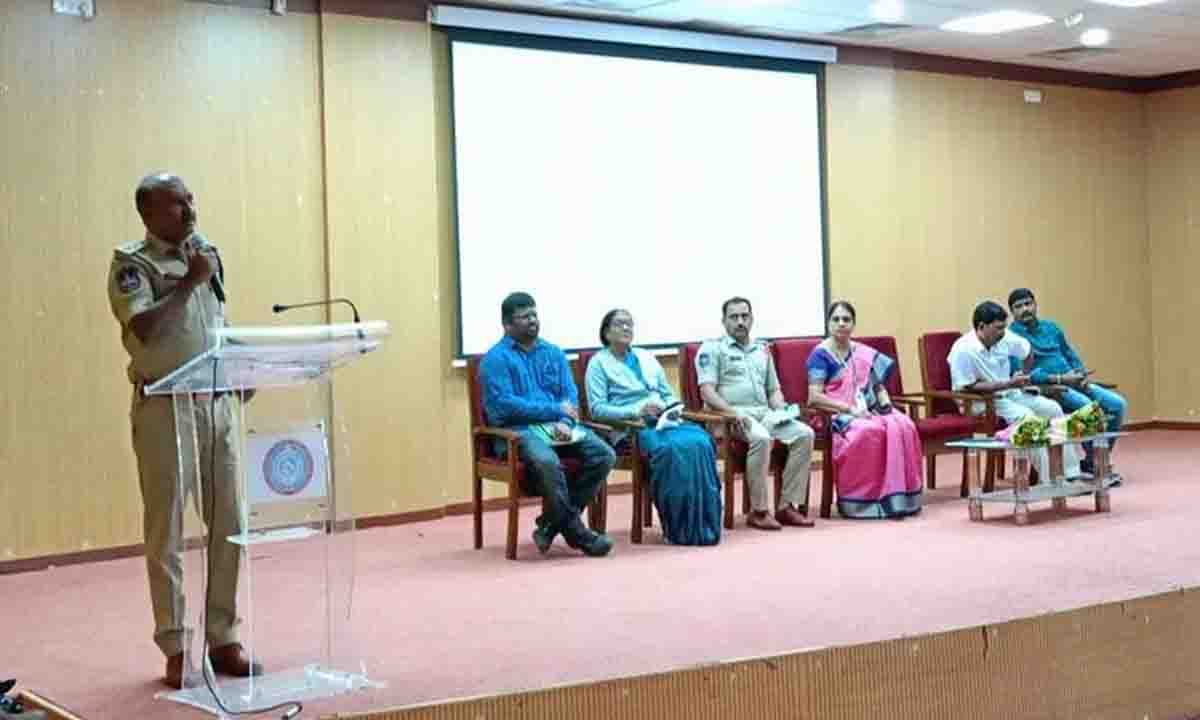 महिलाएं, लड़कियां मदद के लिए पुलिस से संपर्क करें: साइबर क्राइम DSP