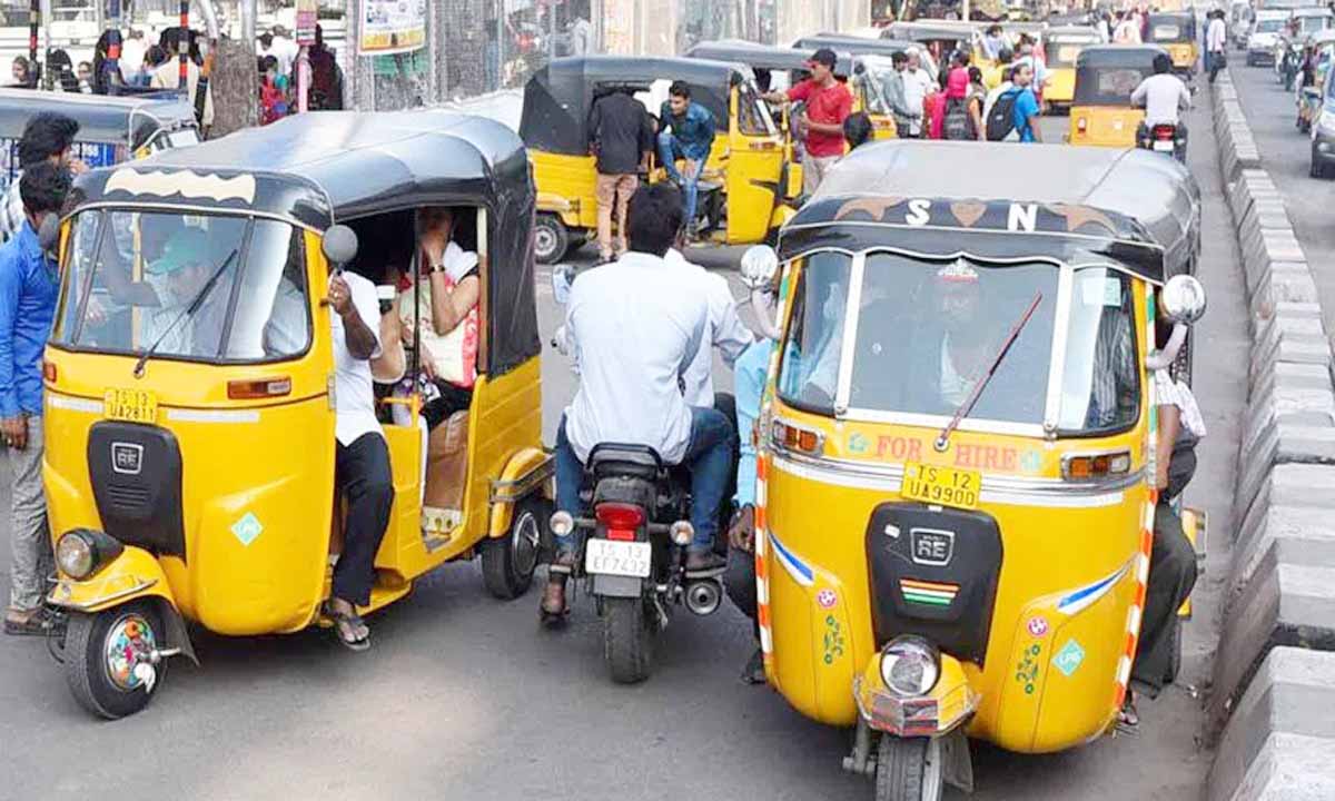 ऑटो रिक्शा चालक महा लक्ष्मी योजना से आय में सेंध लगने से चिंतित