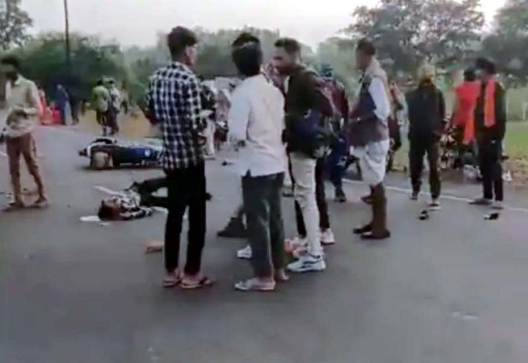 ट्रक ने बाइक को मारी टक्कर, एक युवक की मौत दो महिलाएं घायल