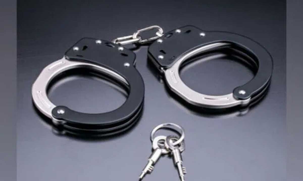 ज्वैलर्स से धोखाधड़ी करने वाली महिला गिरफ्तार