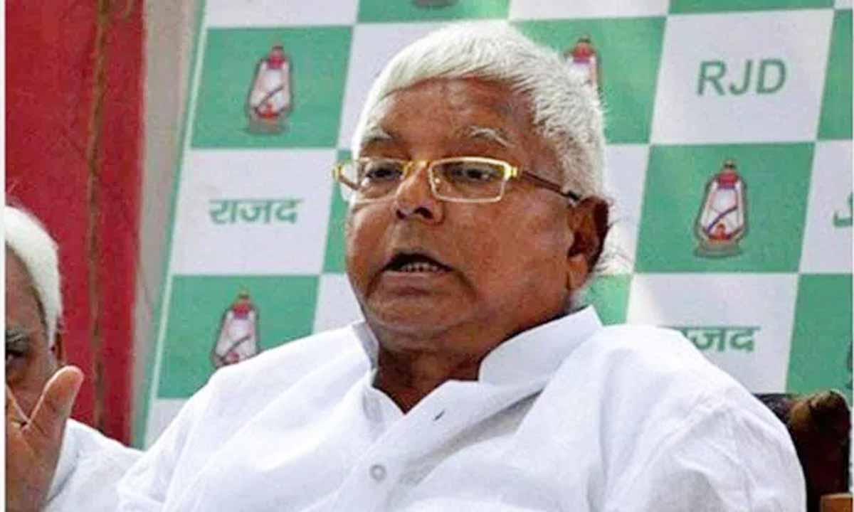 बिहार के पूर्व सीएम लालू प्रसाद और परिवार तिरुमाला पहुंचे