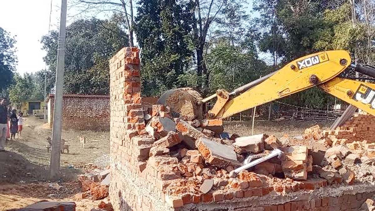 प्रशासन ने चलाया बुलडोजर अभियान